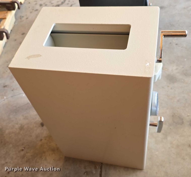 image for item EO1092 (2) safes