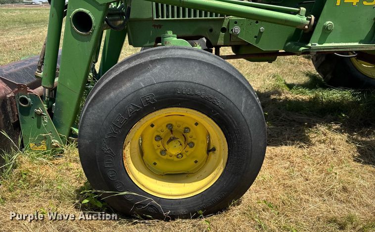 image for item ER2045 1978 John Deere 2440 tractor