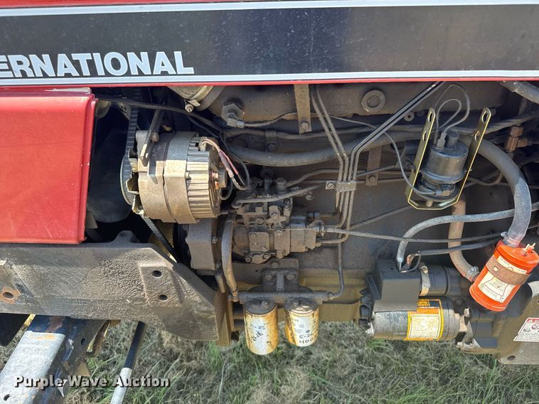image for item ER2056 1987 Case IH 885 tractor