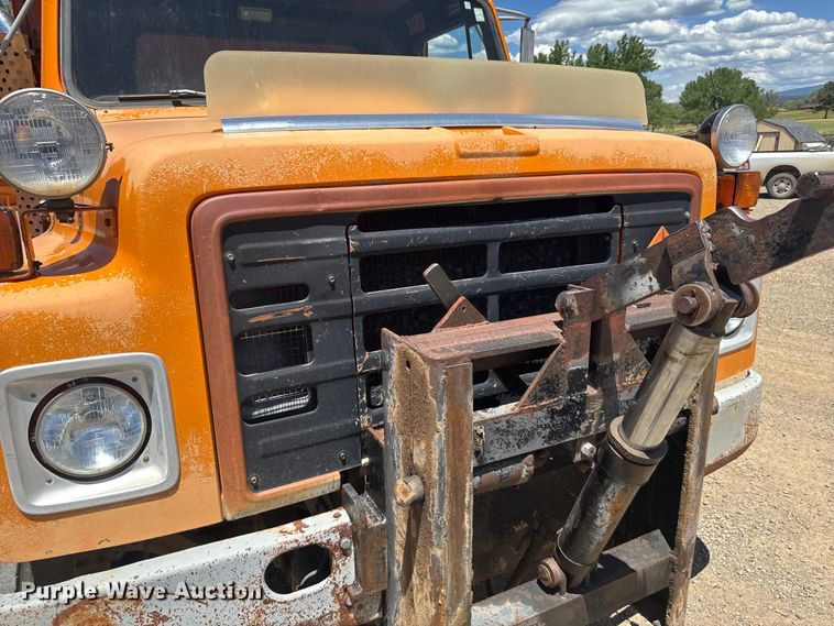 image for item ER2076 1989 International 1954 dump truck