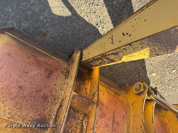 image for item ER2082 1998 John Deere 310E backhoe