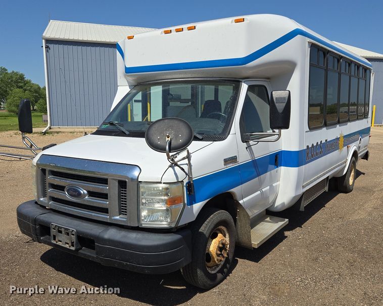 image for item ER5416 2010 Ford E450 Super Duty shuttle bus