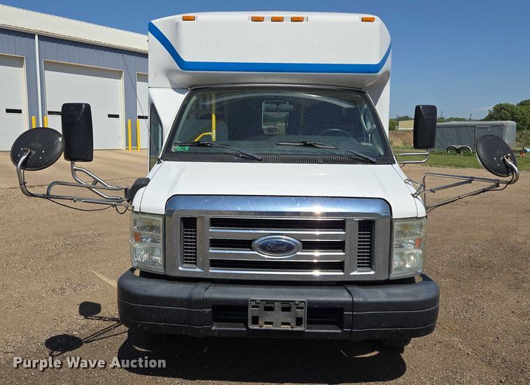 image for item ER5416 2010 Ford E450 Super Duty shuttle bus