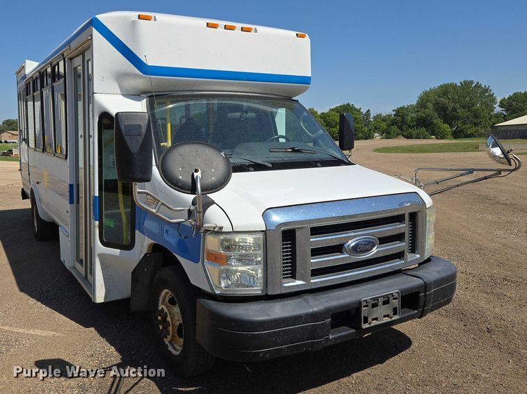 image for item ER5416 2010 Ford E450 Super Duty shuttle bus