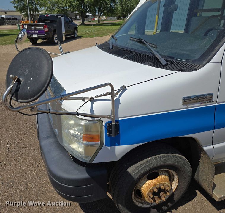 image for item ER5416 2010 Ford E450 Super Duty shuttle bus