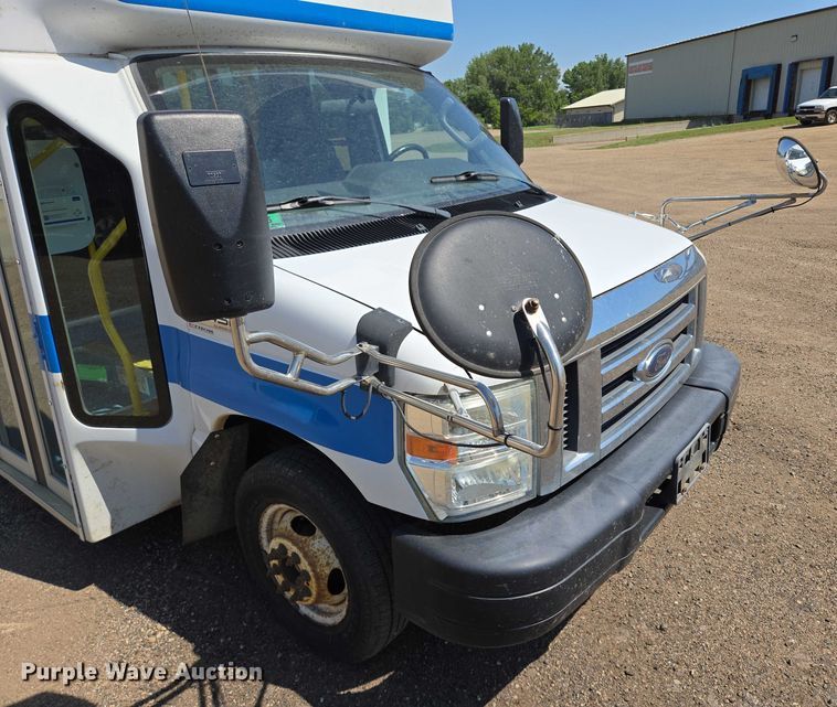 image for item ER5416 2010 Ford E450 Super Duty shuttle bus