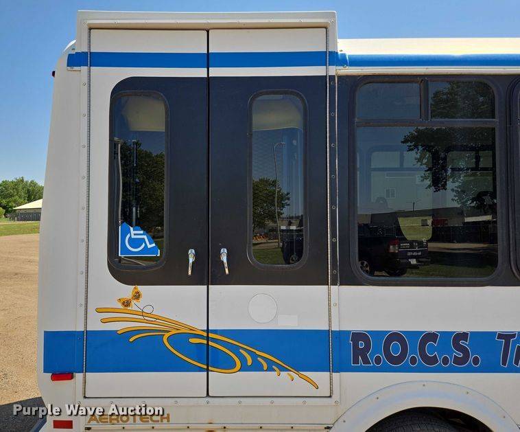 image for item ER5416 2010 Ford E450 Super Duty shuttle bus