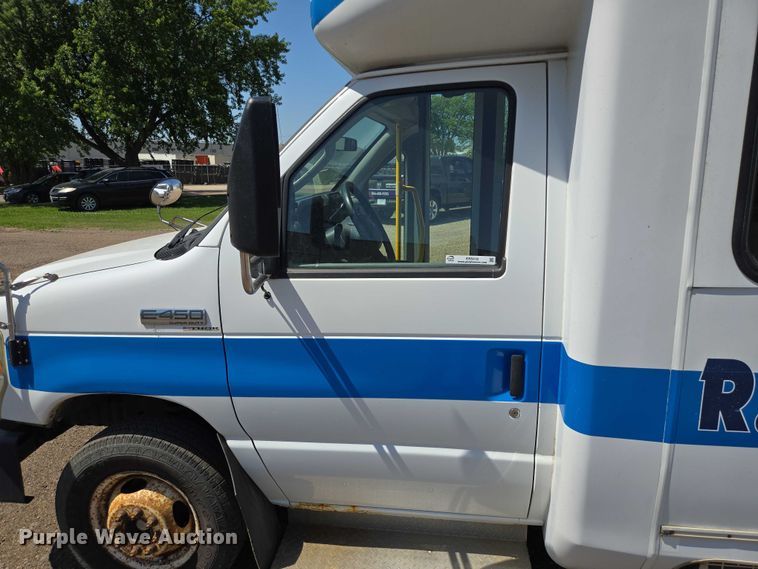 image for item ER5416 2010 Ford E450 Super Duty shuttle bus