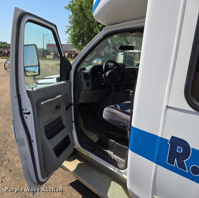 image for item ER5416 2010 Ford E450 Super Duty shuttle bus