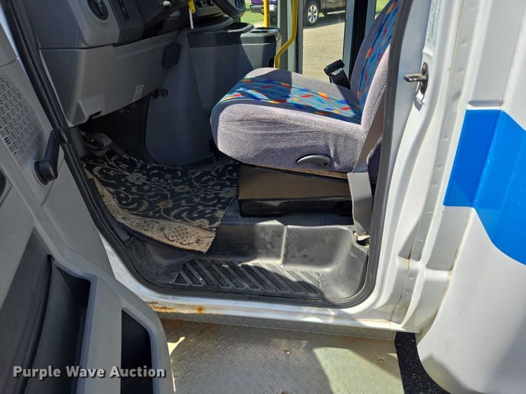 image for item ER5416 2010 Ford E450 Super Duty shuttle bus