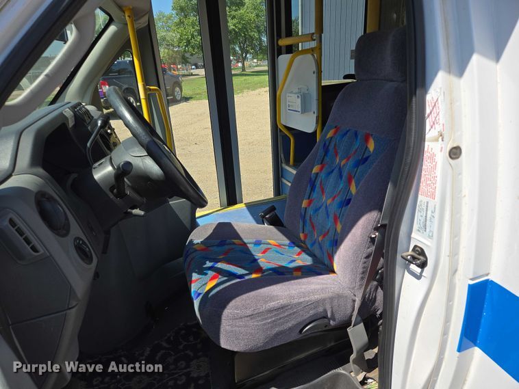 image for item ER5416 2010 Ford E450 Super Duty shuttle bus