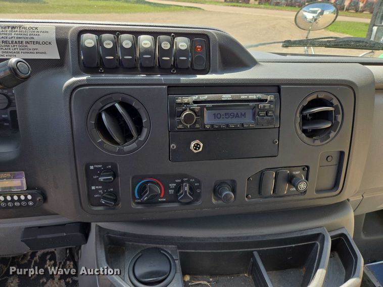 image for item ER5416 2010 Ford E450 Super Duty shuttle bus