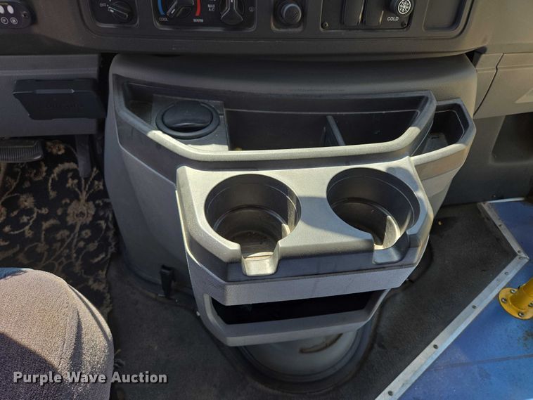 image for item ER5416 2010 Ford E450 Super Duty shuttle bus