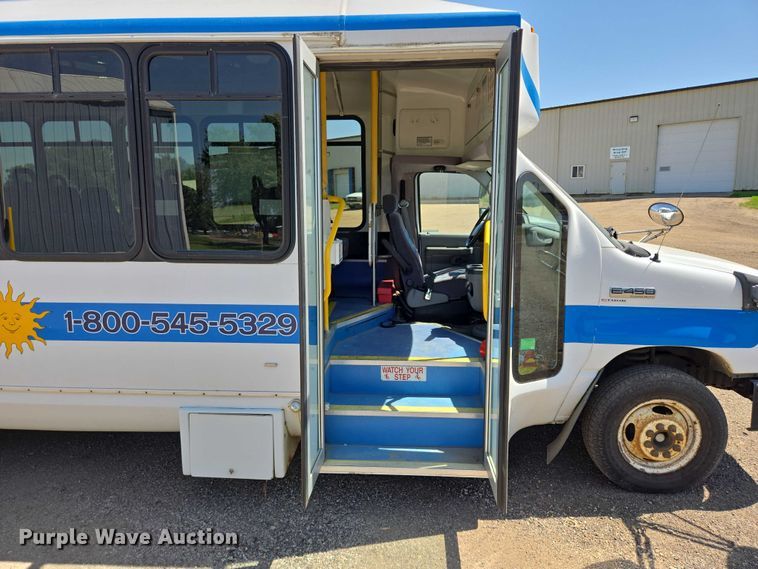 image for item ER5416 2010 Ford E450 Super Duty shuttle bus
