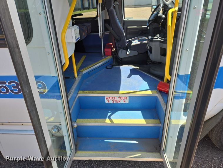 image for item ER5416 2010 Ford E450 Super Duty shuttle bus