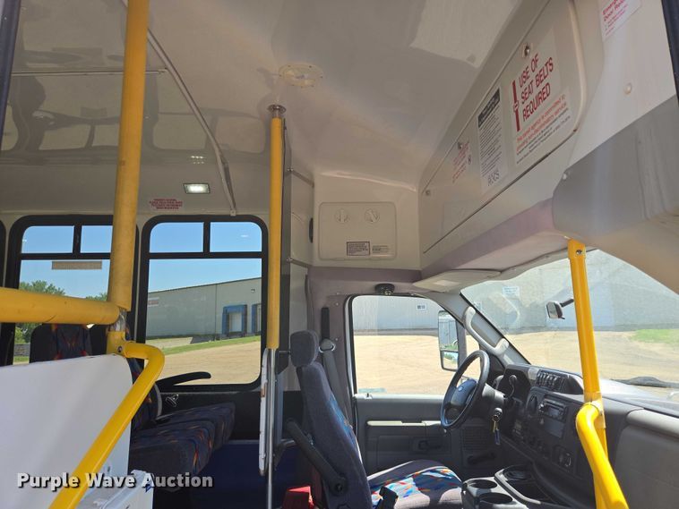 image for item ER5416 2010 Ford E450 Super Duty shuttle bus