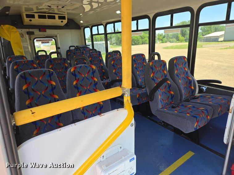 image for item ER5416 2010 Ford E450 Super Duty shuttle bus