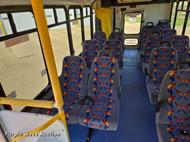 image for item ER5416 2010 Ford E450 Super Duty shuttle bus