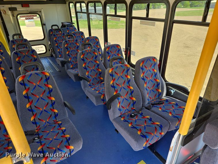 image for item ER5416 2010 Ford E450 Super Duty shuttle bus