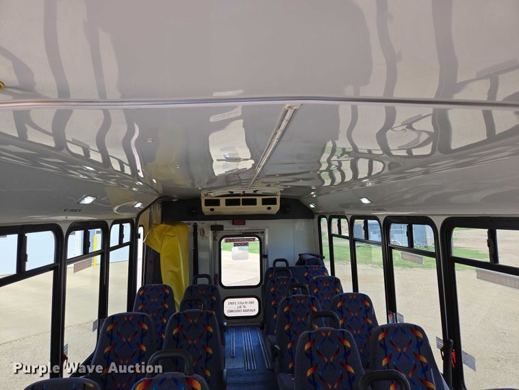 image for item ER5416 2010 Ford E450 Super Duty shuttle bus