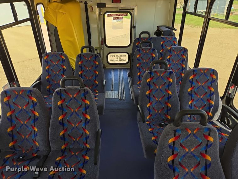 image for item ER5416 2010 Ford E450 Super Duty shuttle bus