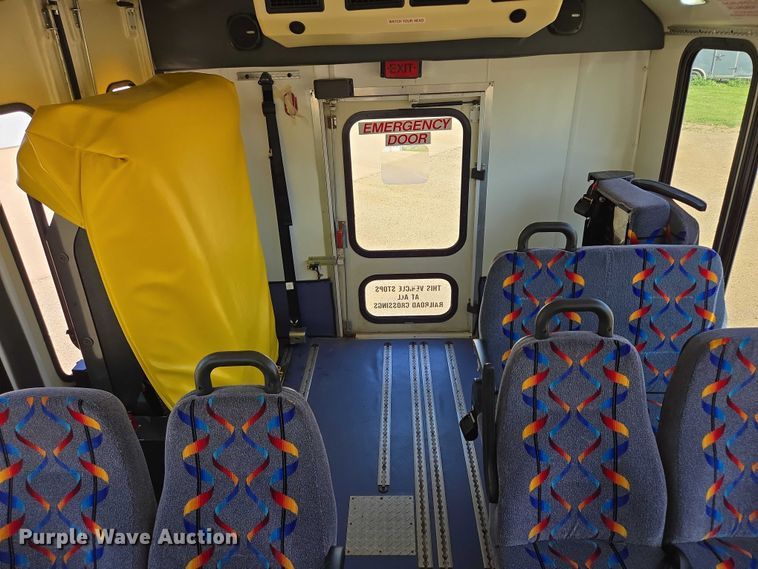 image for item ER5416 2010 Ford E450 Super Duty shuttle bus