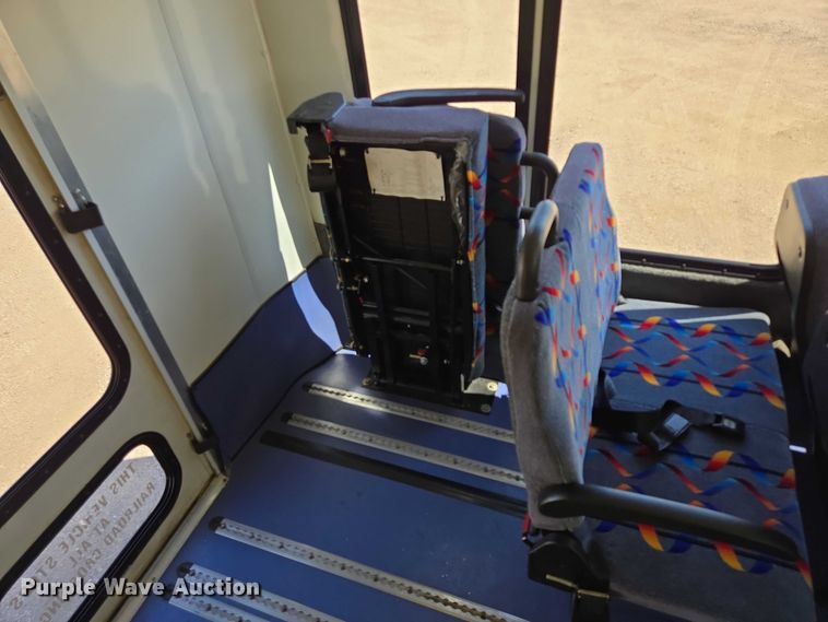 image for item ER5416 2010 Ford E450 Super Duty shuttle bus