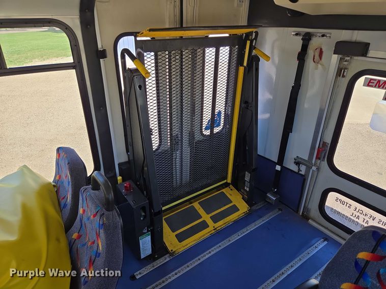 image for item ER5416 2010 Ford E450 Super Duty shuttle bus