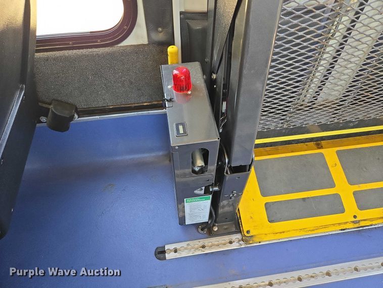 image for item ER5416 2010 Ford E450 Super Duty shuttle bus