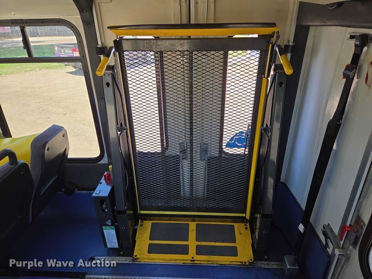 image for item ER5416 2010 Ford E450 Super Duty shuttle bus