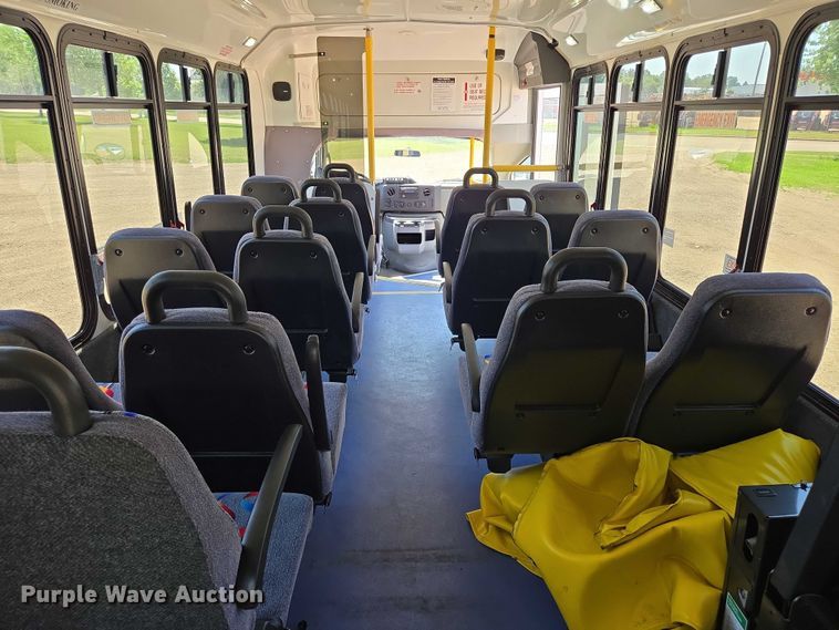 image for item ER5416 2010 Ford E450 Super Duty shuttle bus