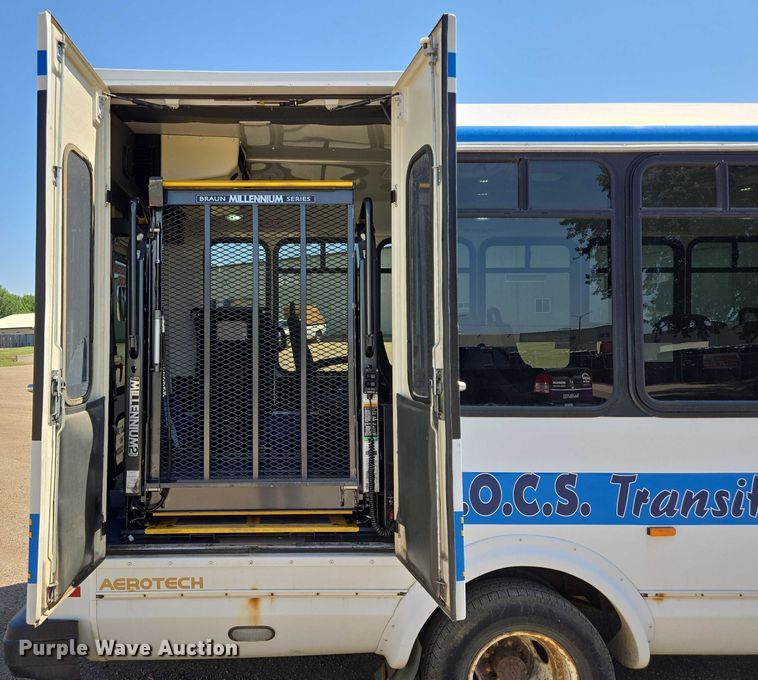 image for item ER5416 2010 Ford E450 Super Duty shuttle bus