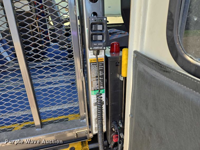 image for item ER5416 2010 Ford E450 Super Duty shuttle bus