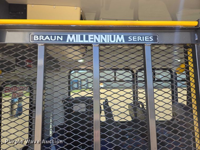 image for item ER5416 2010 Ford E450 Super Duty shuttle bus