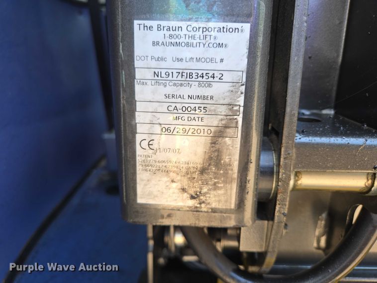 image for item ER5416 2010 Ford E450 Super Duty shuttle bus