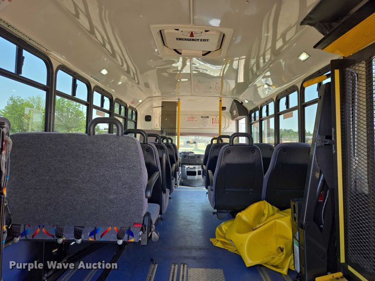 image for item ER5416 2010 Ford E450 Super Duty shuttle bus