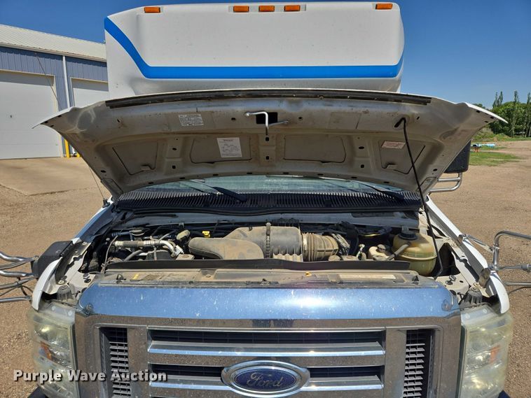 image for item ER5416 2010 Ford E450 Super Duty shuttle bus