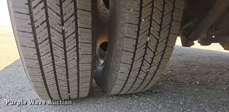 image for item ER5416 2010 Ford E450 Super Duty shuttle bus