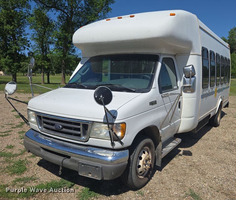 image for item ER5418 2003 Ford E450 Super Duty shuttle bus