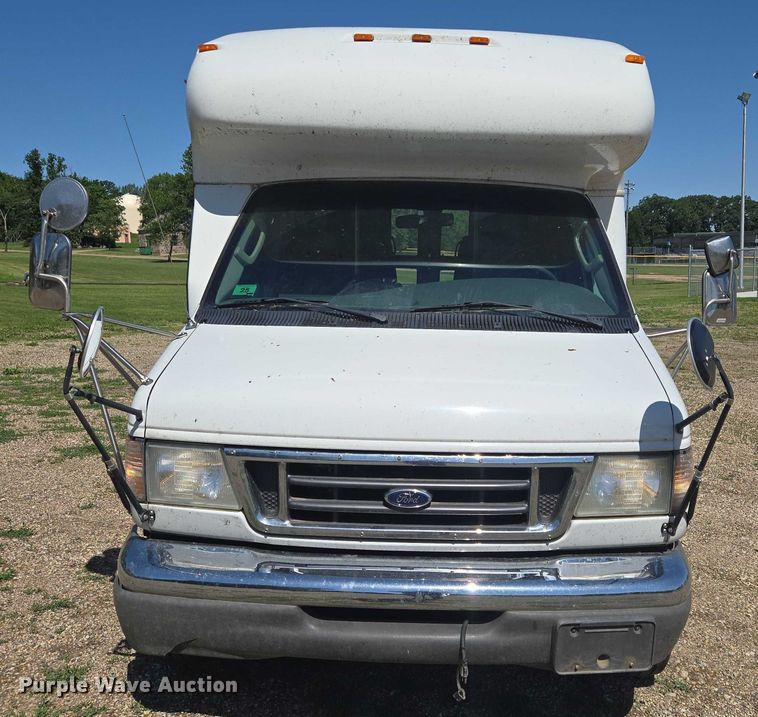 image for item ER5418 2003 Ford E450 Super Duty shuttle bus