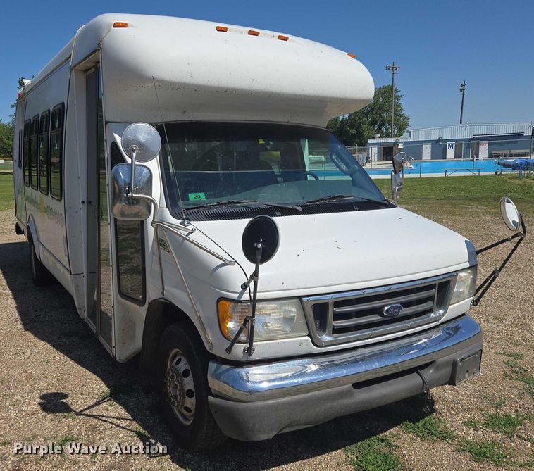 image for item ER5418 2003 Ford E450 Super Duty shuttle bus