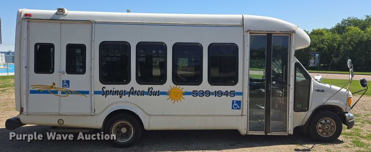 image for item ER5418 2003 Ford E450 Super Duty shuttle bus