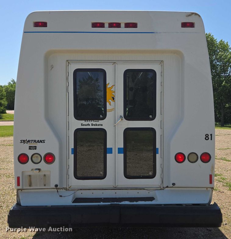 image for item ER5418 2003 Ford E450 Super Duty shuttle bus