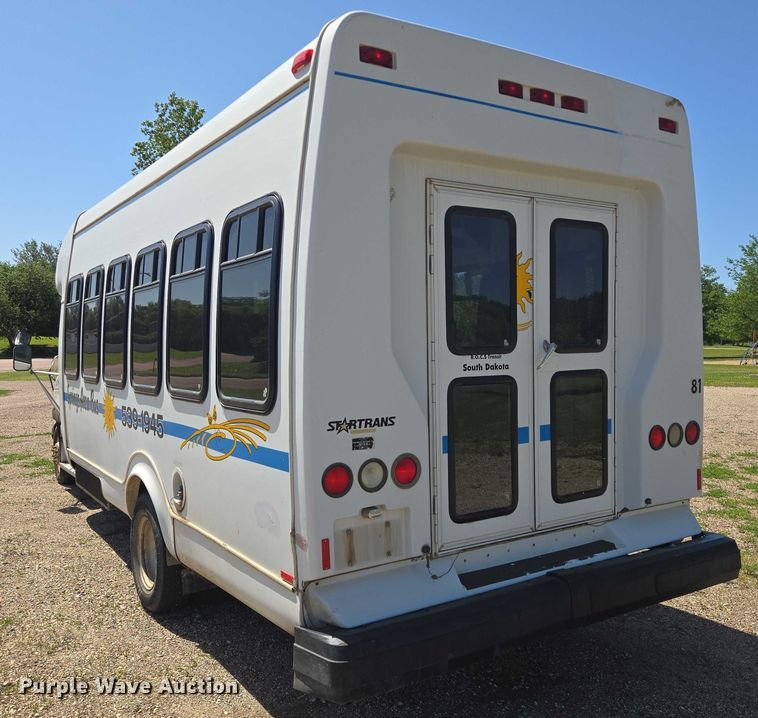 image for item ER5418 2003 Ford E450 Super Duty shuttle bus