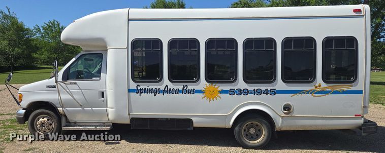 image for item ER5418 2003 Ford E450 Super Duty shuttle bus