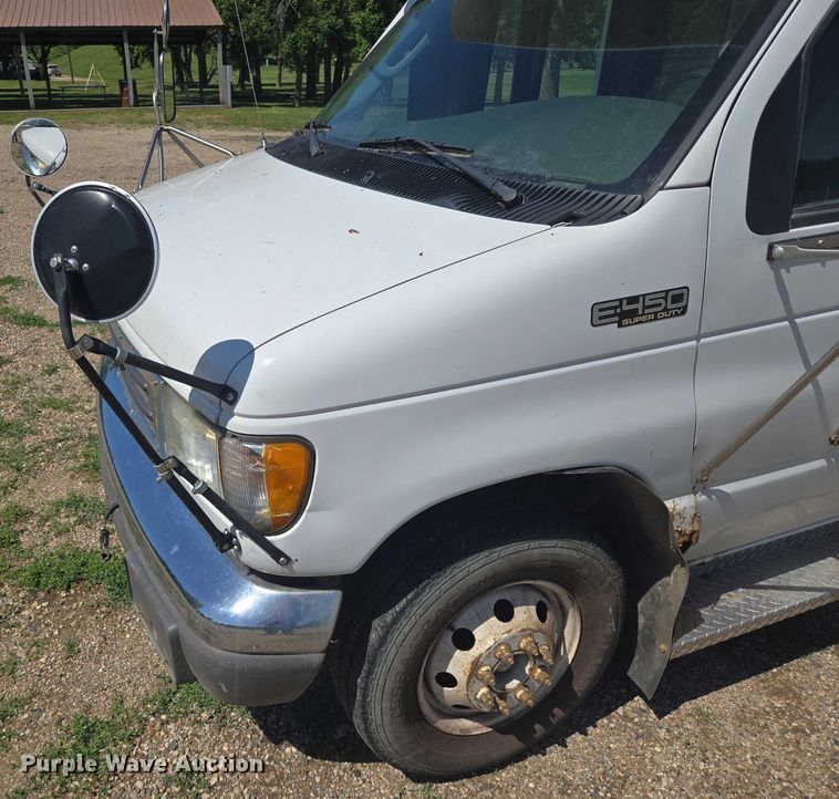 image for item ER5418 2003 Ford E450 Super Duty shuttle bus