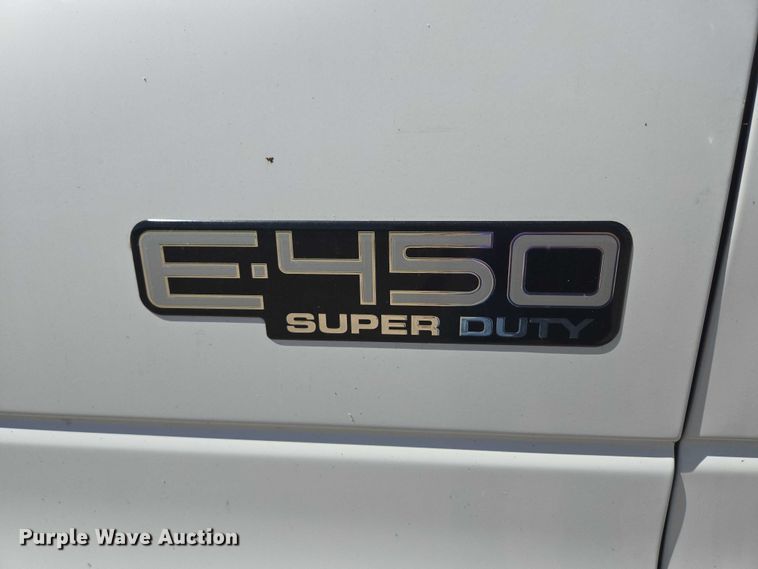 image for item ER5418 2003 Ford E450 Super Duty shuttle bus