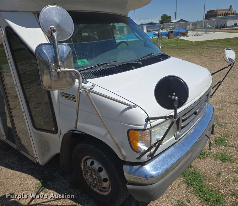 image for item ER5418 2003 Ford E450 Super Duty shuttle bus
