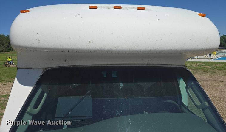 image for item ER5418 2003 Ford E450 Super Duty shuttle bus