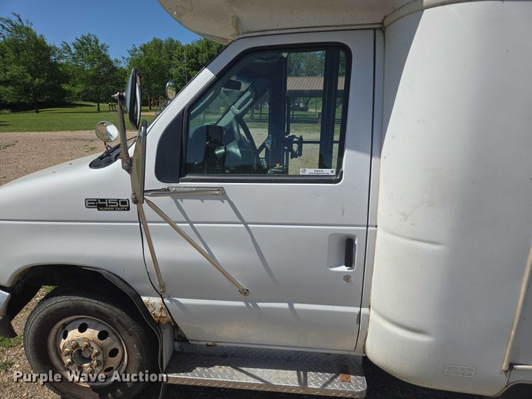 image for item ER5418 2003 Ford E450 Super Duty shuttle bus